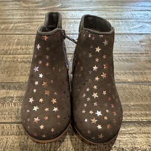 Gray boots with iridescent stars